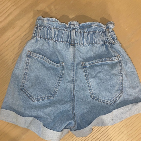 High waisted light denim shorts - Picture 2 of 3